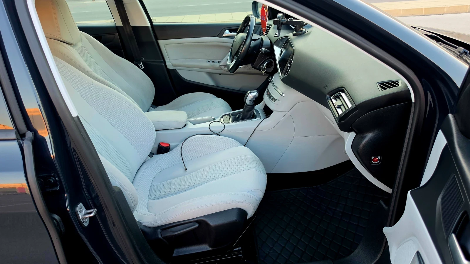 Peugeot 308 1.2 ТОП ЦЕНА , снимка 11 - Автомобили и джипове - 56082499