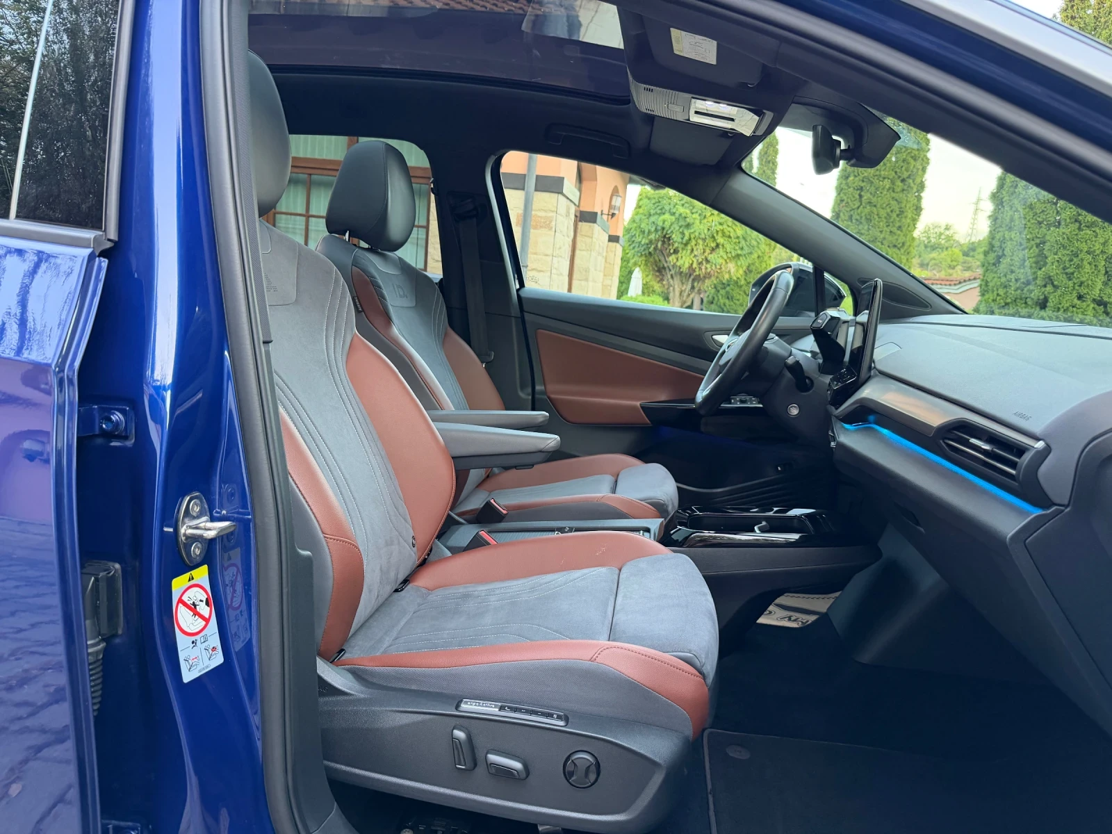 VW ID.4 1st/PRO/82kw/TermoP/Memory/Pano/HeadUp/360, снимка 13 - Автомобили и джипове - 56108023