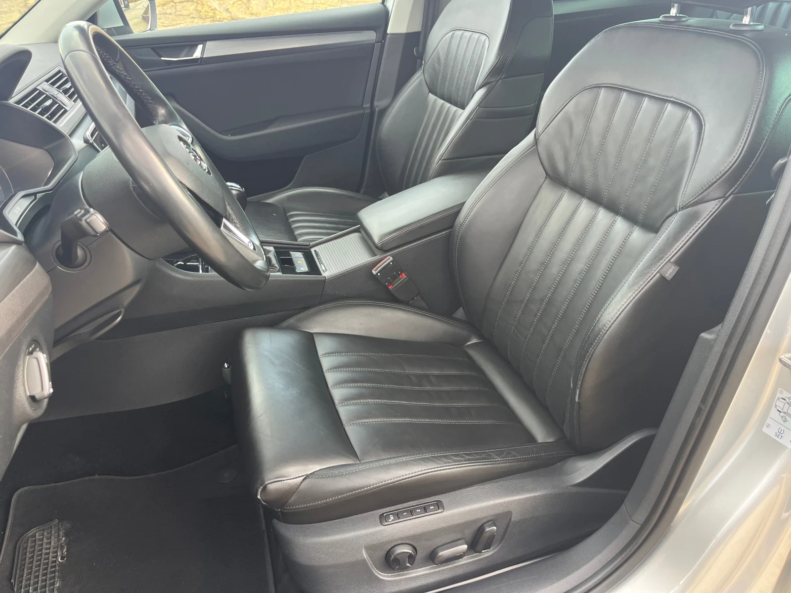 Skoda Superb 2.0TDI Panorama/Keyless, снимка 8 - Автомобили и джипове - 56658796