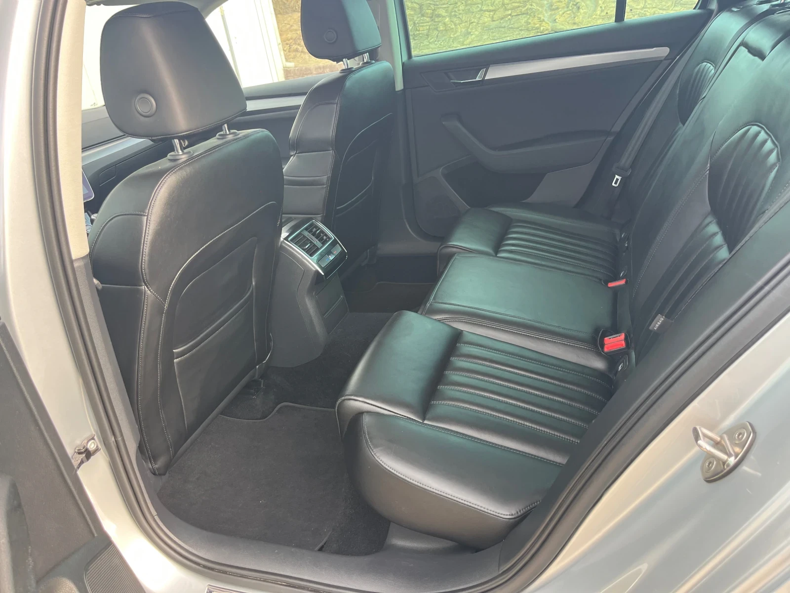 Skoda Superb 2.0TDI Panorama/Keyless, снимка 14 - Автомобили и джипове - 56658796