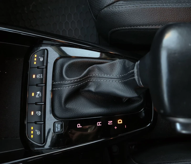 Kia Stonic PLATINUM EDITION FULL 120kc.T- GDI CARPLAY WAZE, снимка 11 - Автомобили и джипове - 52961838