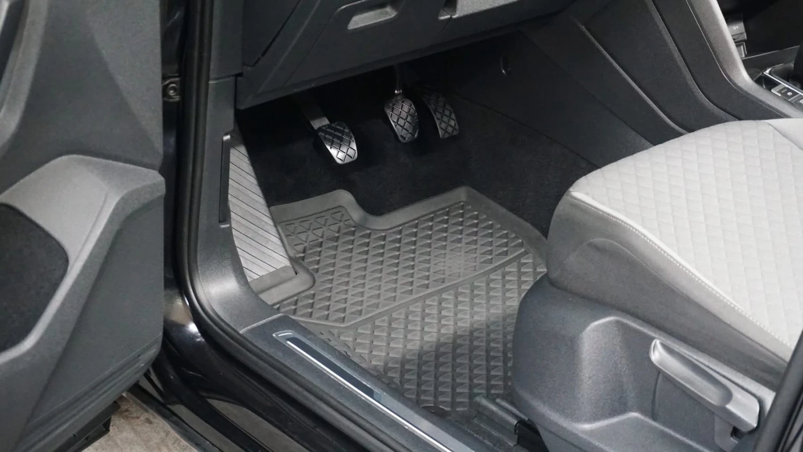 VW Tiguan 2.0 TDI, снимка 13 - Автомобили и джипове - 53708022
