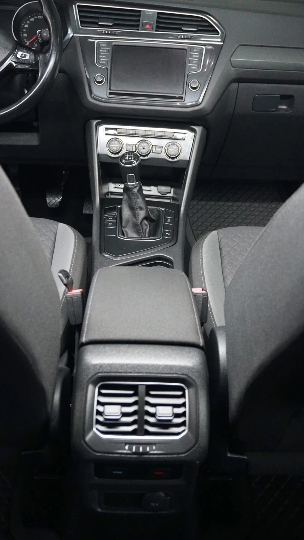 VW Tiguan 2.0 TDI, снимка 9 - Автомобили и джипове - 53708022