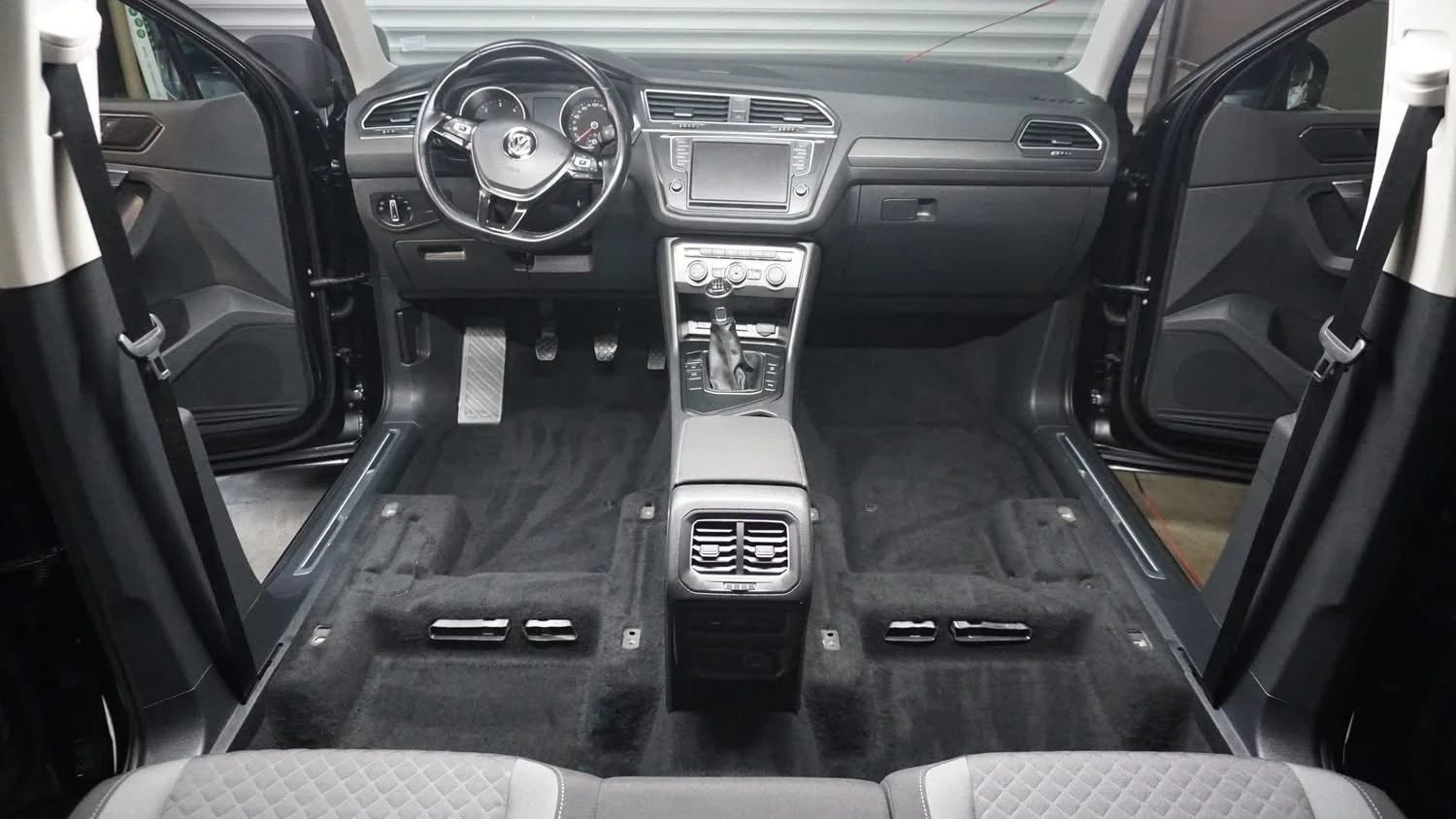 VW Tiguan 2.0 TDI, снимка 14 - Автомобили и джипове - 53708022