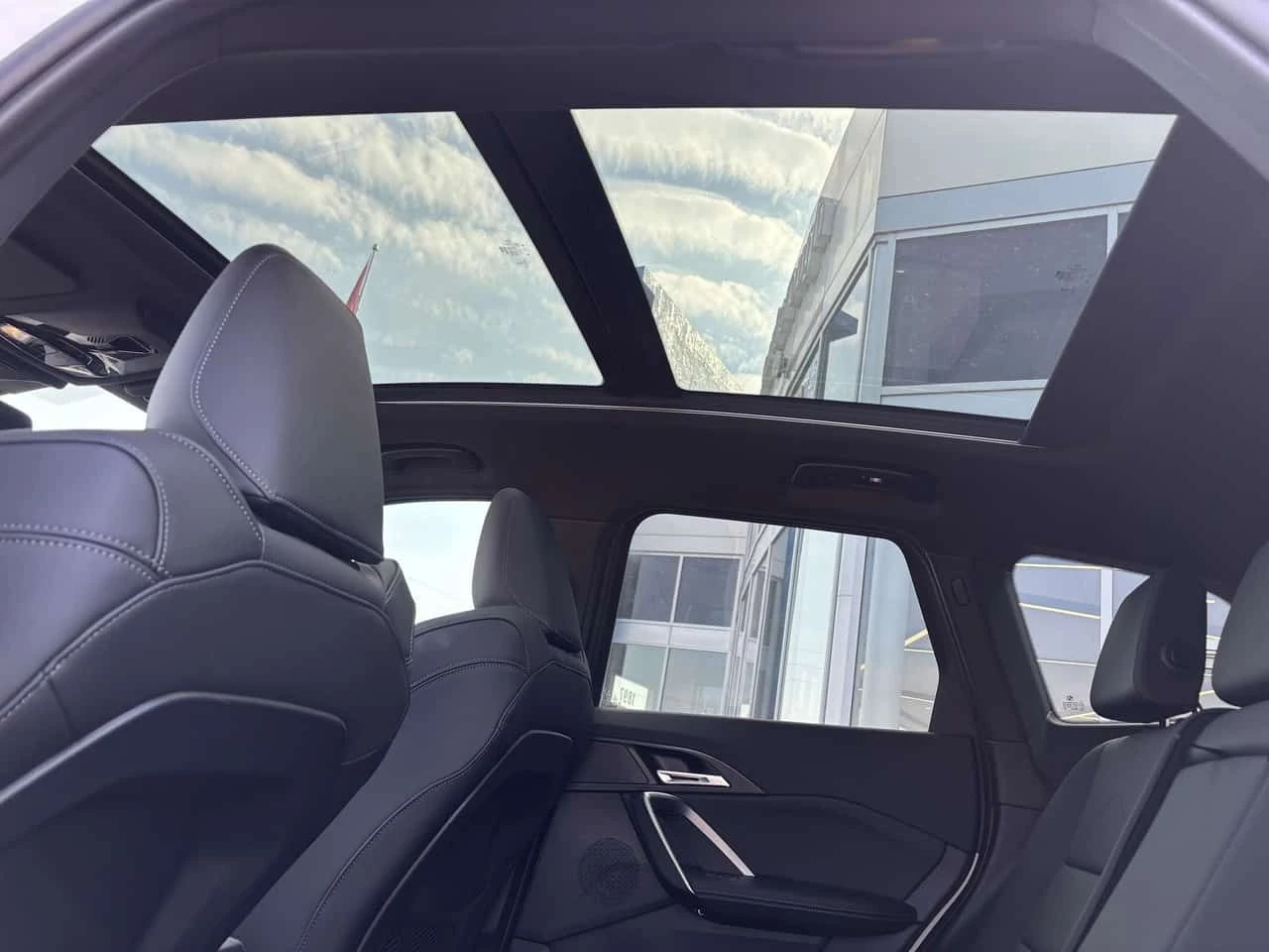 BMW X1 * xDrive28i Sports Activity Vehicle | Sunroof * CA, снимка 10 - Автомобили и джипове - 54886102