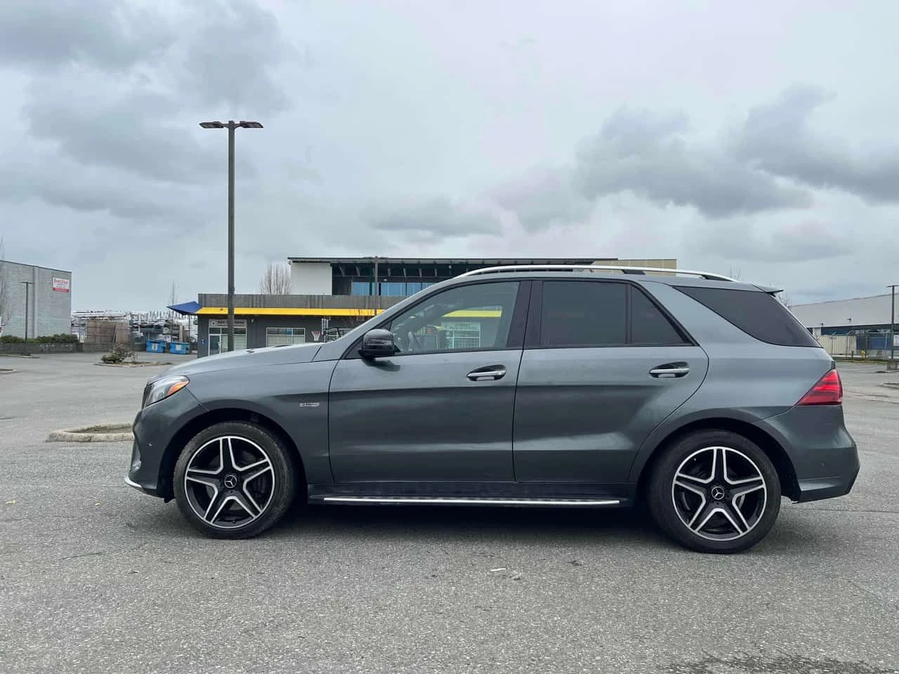 Mercedes-Benz GLE AMG 43 / 360 / DISTRONIC / Harman Kardon , снимка 2 - Автомобили и джипове - 54964099