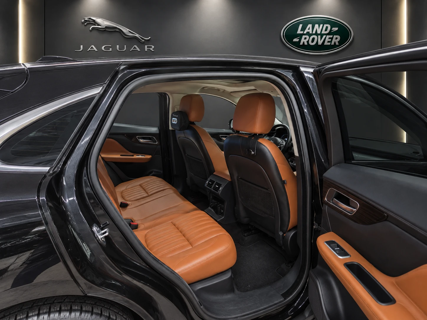 Jaguar F-PACE 3.0d, ACC, Carplay/Android Auto, снимка 9 - Автомобили и джипове - 55970446