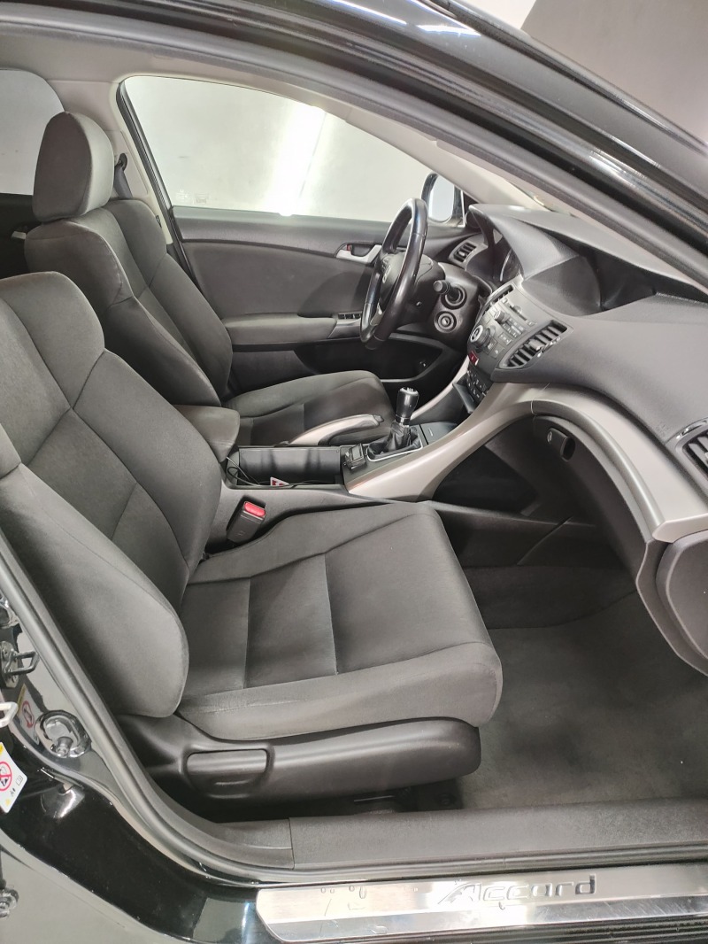 Honda Accord 2.0 i-VTEC Регистрирана, снимка 10 - Автомобили и джипове - 45956333