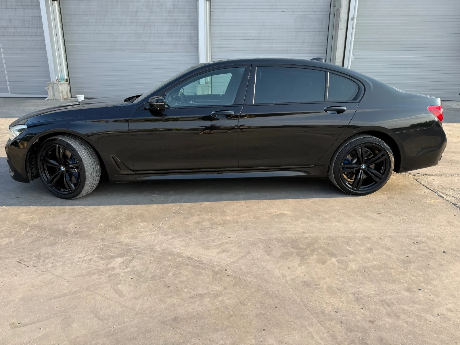 BMW 750  - изображение 2