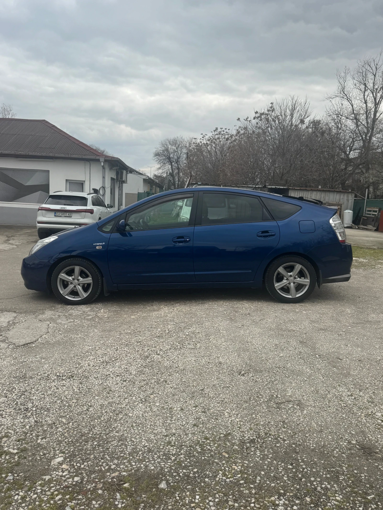 Toyota Prius 1, 5 Hybrid-automatic , снимка 3 - Автомобили и джипове - 53913090