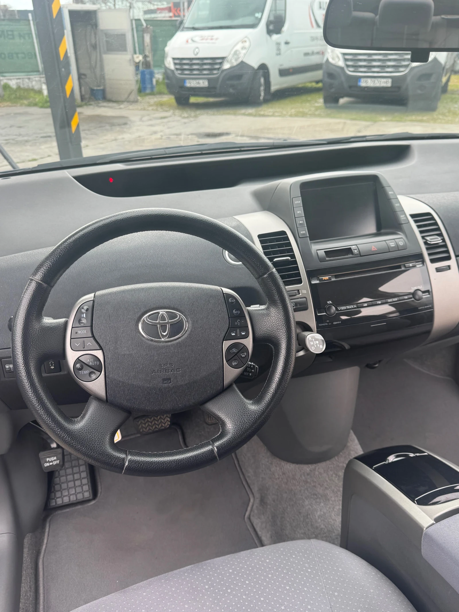 Toyota Prius 1, 5 Hybrid-automatic , снимка 10 - Автомобили и джипове - 53913090
