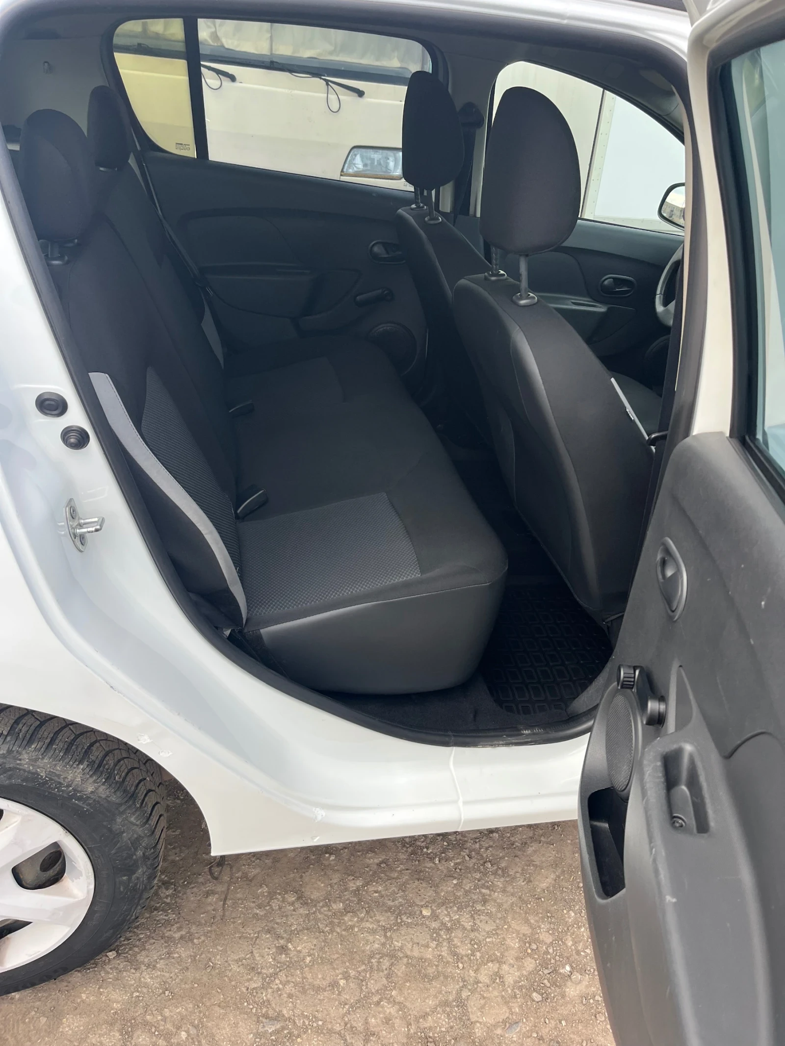 Dacia Sandero 1.2 Бензин Газ с ДДС N1, снимка 9 - Автомобили и джипове - 53999551