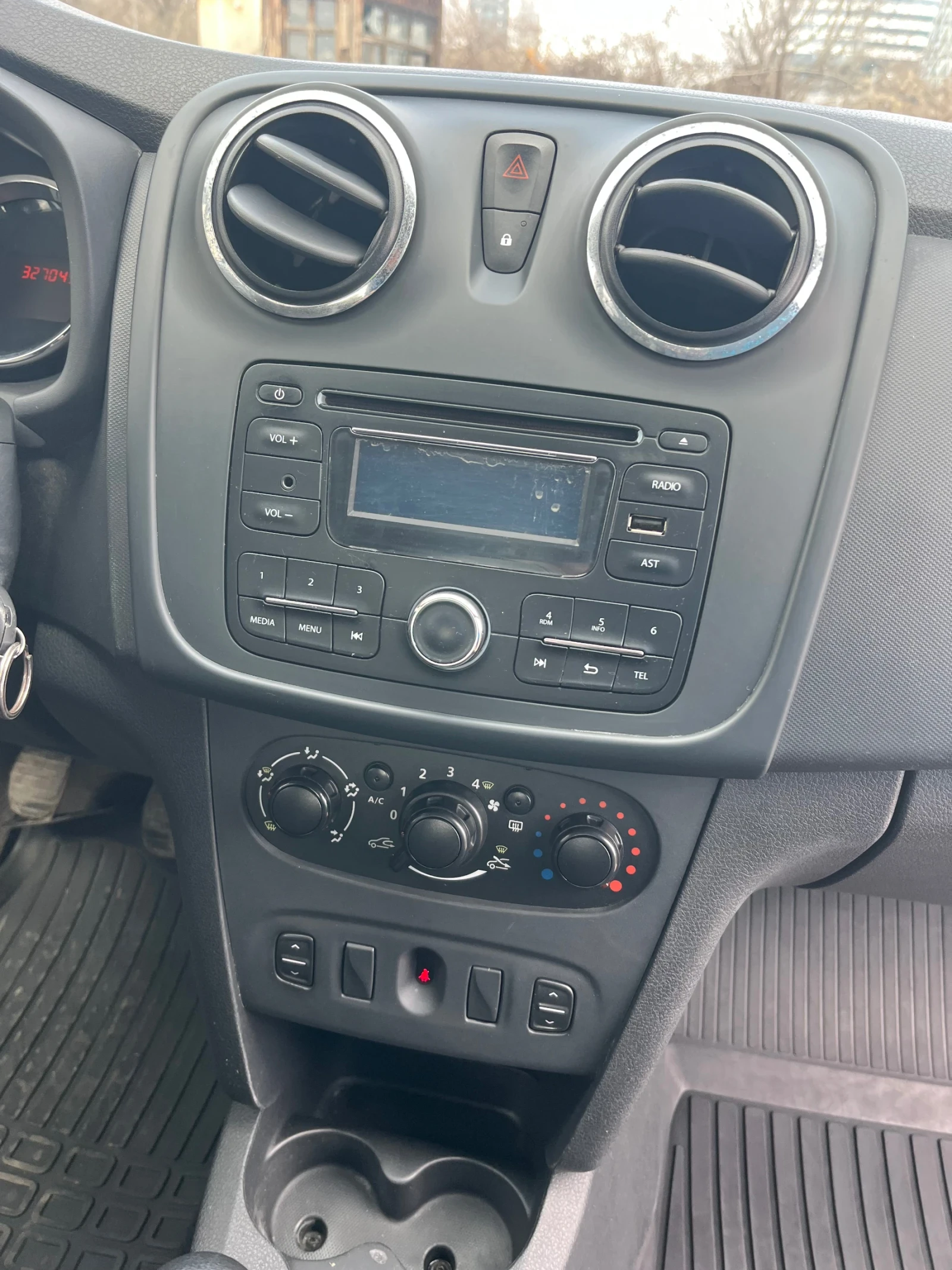 Dacia Sandero 1.2 Бензин Газ с ДДС N1, снимка 10 - Автомобили и джипове - 53999551