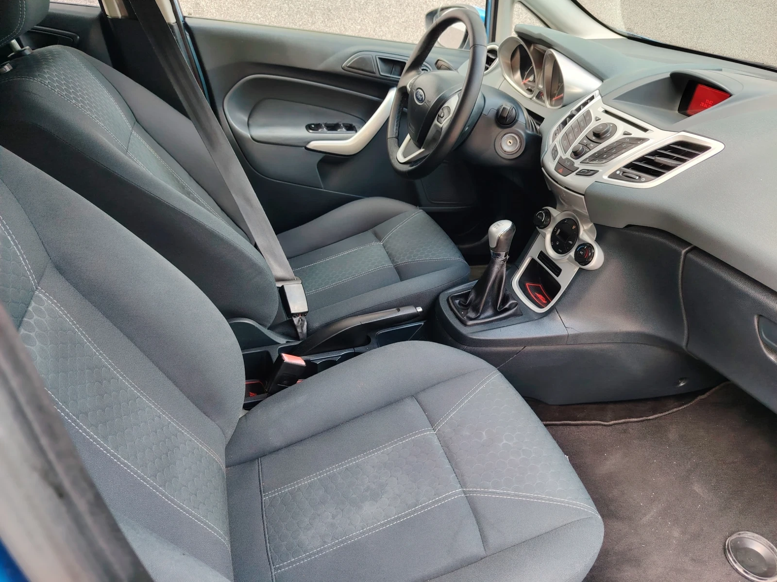 Ford Fiesta 1.6i, снимка 7 - Автомобили и джипове - 54259939