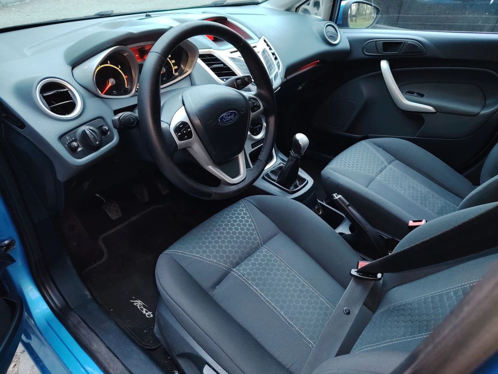 Ford Fiesta 1.6i, снимка 5 - Автомобили и джипове - 54259939