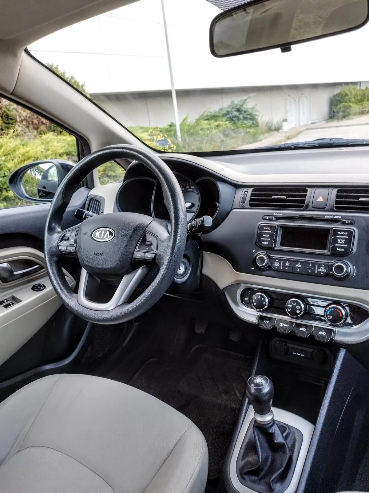 Kia Rio 1.25 | 85 к.с.| ДВУЦВЕТЕН САЛОН | , снимка 9 - Автомобили и джипове - 54744584