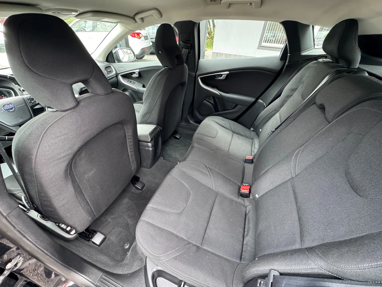 Volvo V40 1.6D НОВ ВНОС , снимка 11 - Автомобили и джипове - 54774309