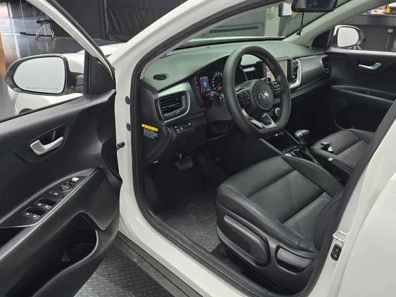 Kia Stonic 1.4 Trendy, снимка 10 - Автомобили и джипове - 56576725