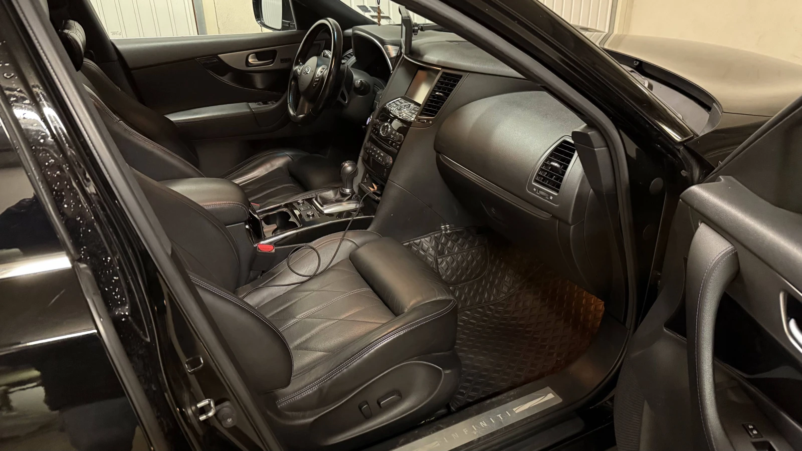 Infiniti QX70 S-Design, снимка 11 - Автомобили и джипове - 54960292