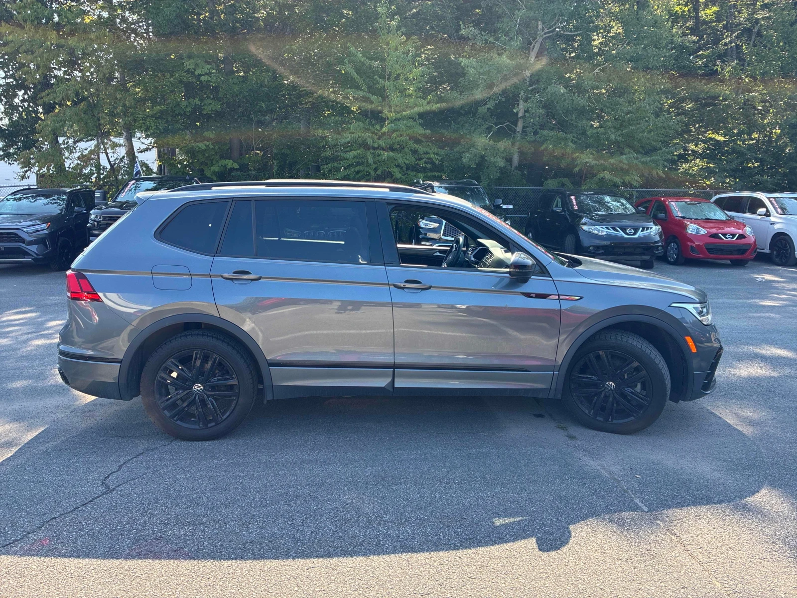 VW Tiguan * Comfortline R Line Black Edition * CARFAX * , снимка 3 - Автомобили и джипове - 55920062