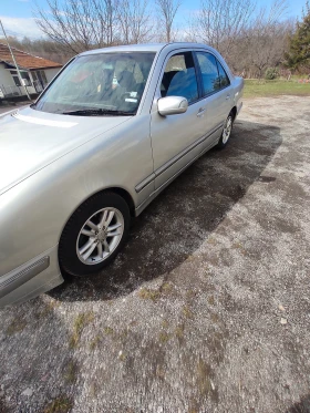 Mercedes-Benz E 220, снимка 2