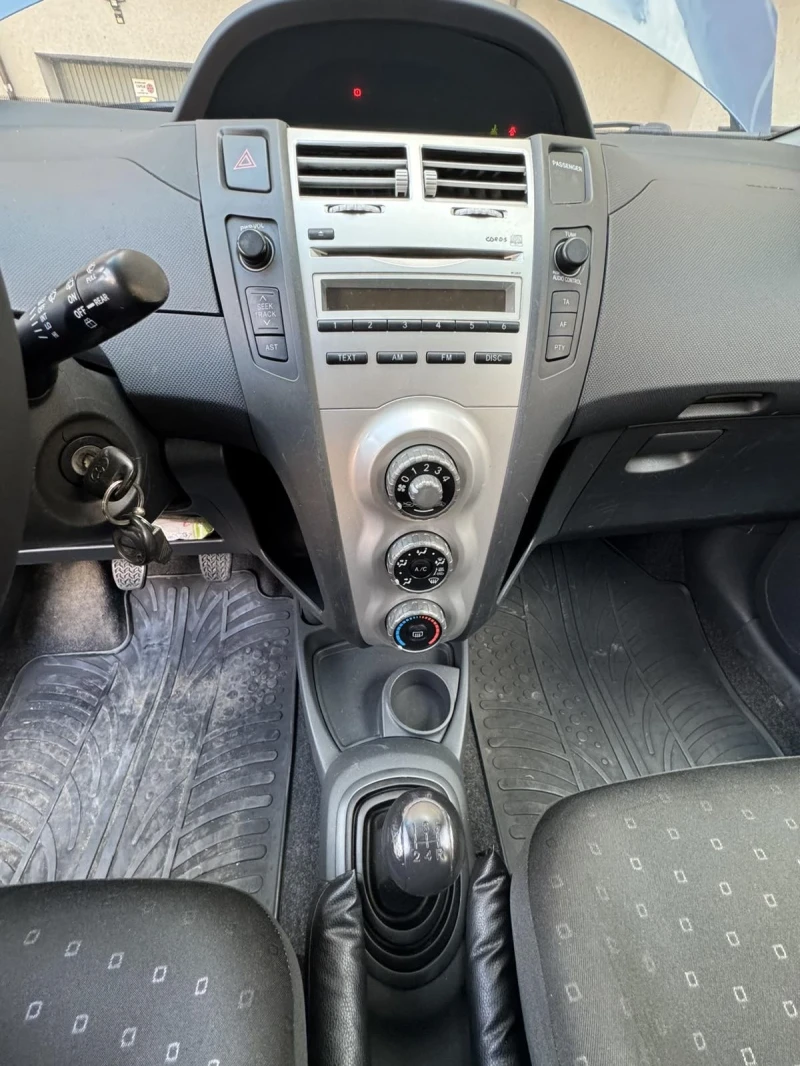 Toyota Yaris, снимка 15 - Автомобили и джипове - 47560532