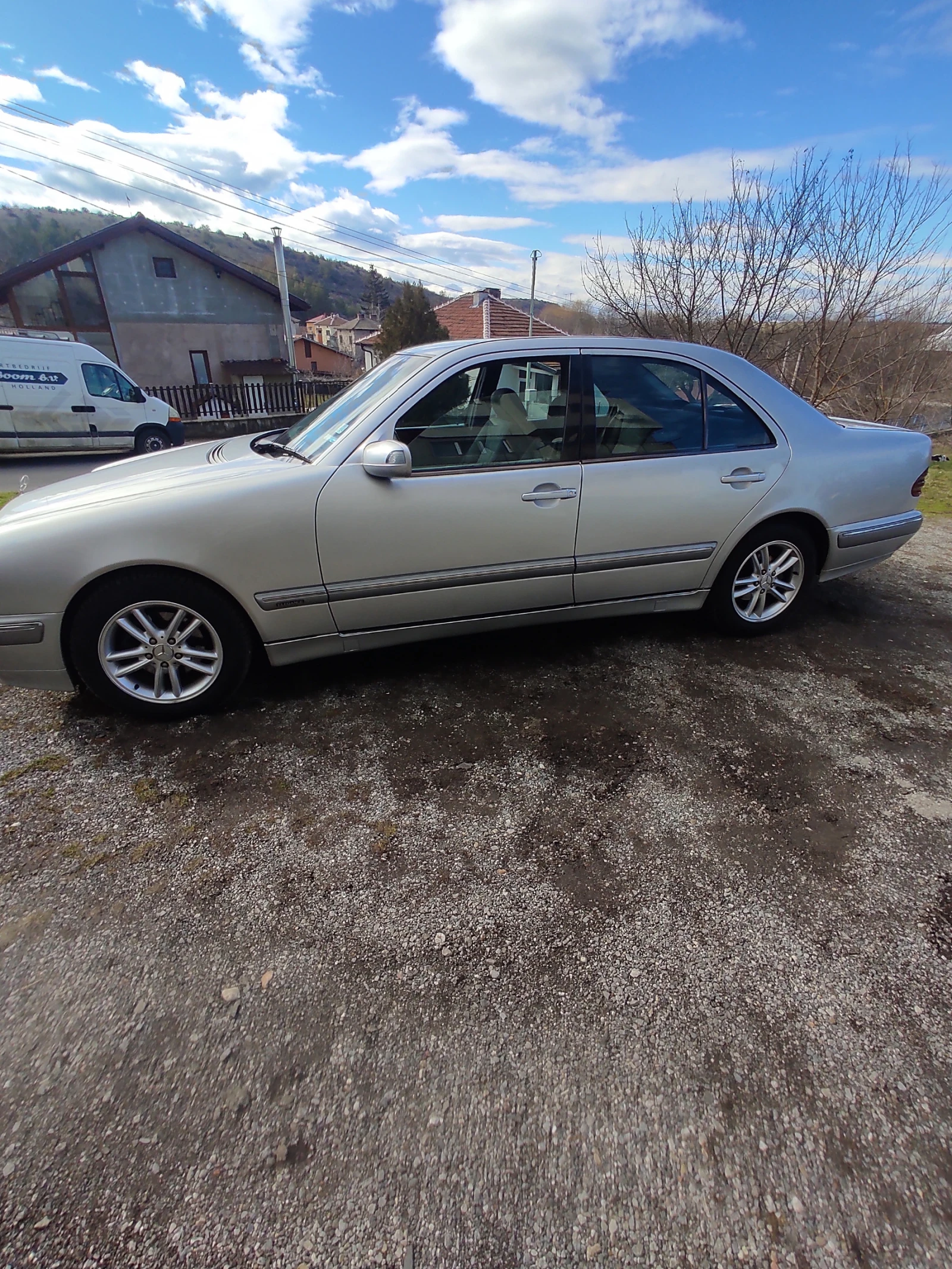 Mercedes-Benz E 220, снимка 4 - Автомобили и джипове - 53739663