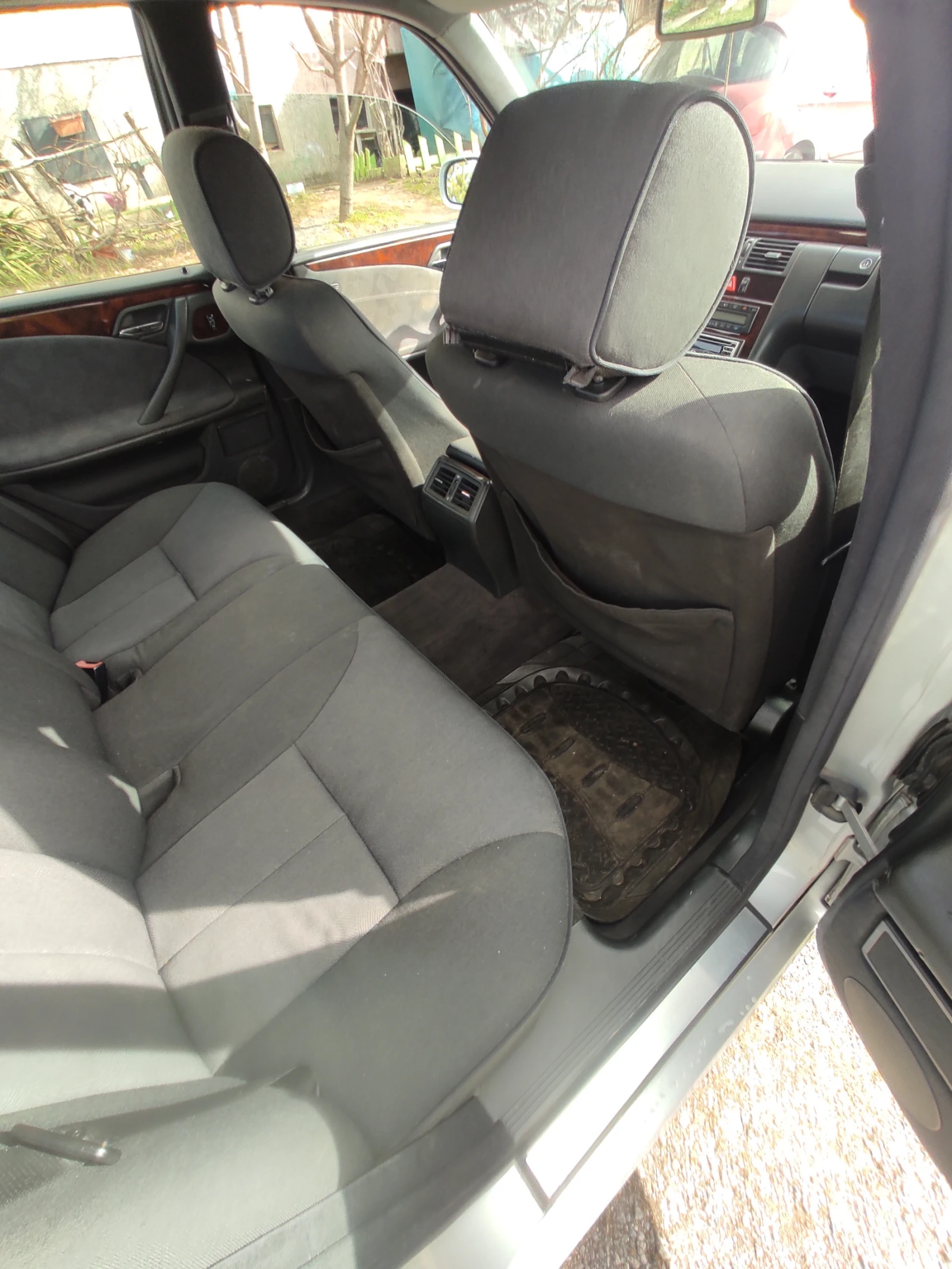 Mercedes-Benz E 220, снимка 11 - Автомобили и джипове - 53739663