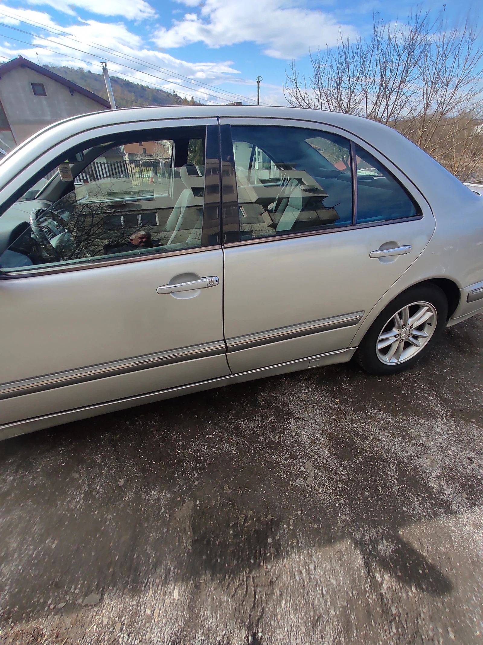 Mercedes-Benz E 220, снимка 3 - Автомобили и джипове - 53739663