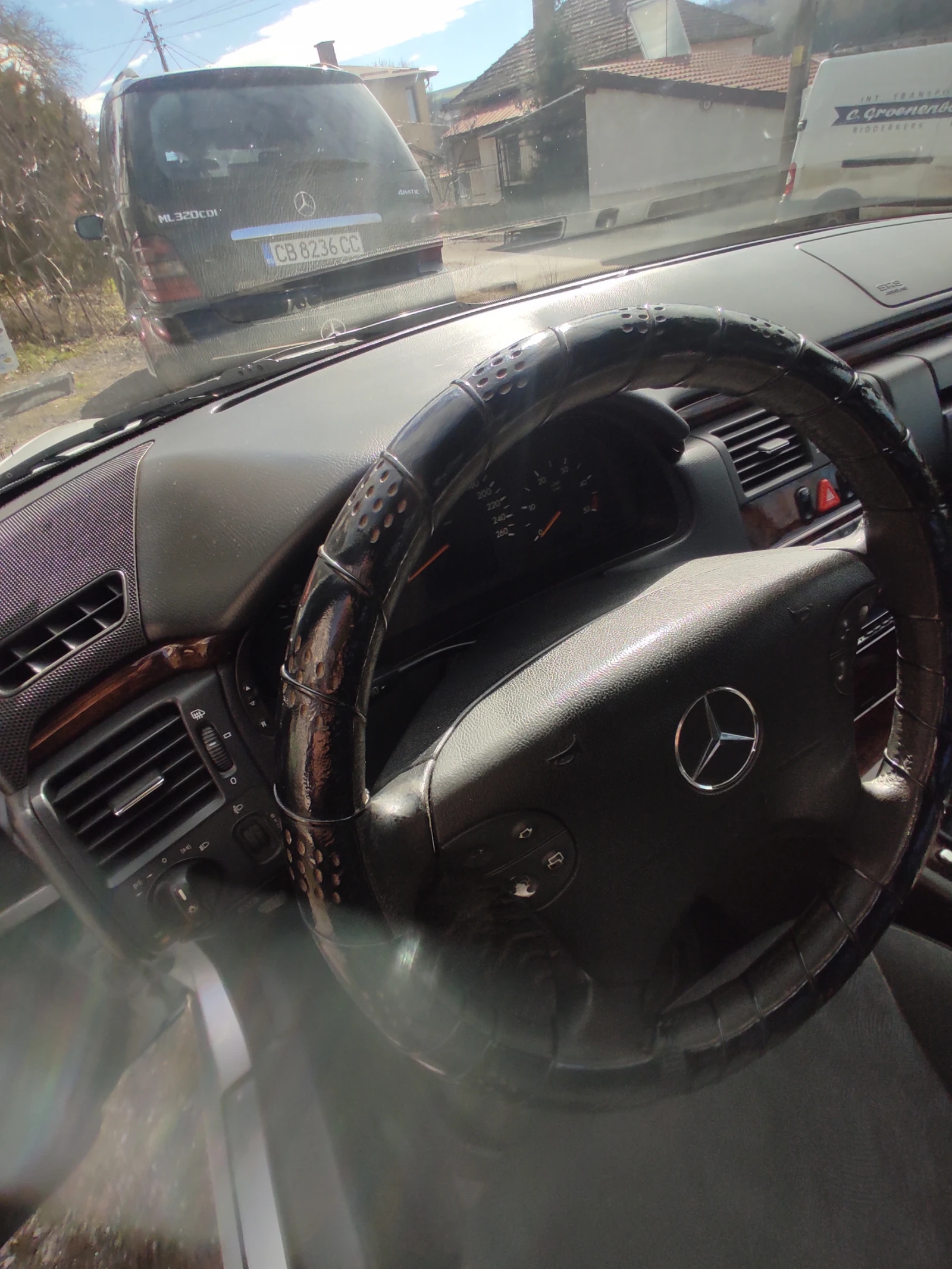 Mercedes-Benz E 220, снимка 8 - Автомобили и джипове - 53739663