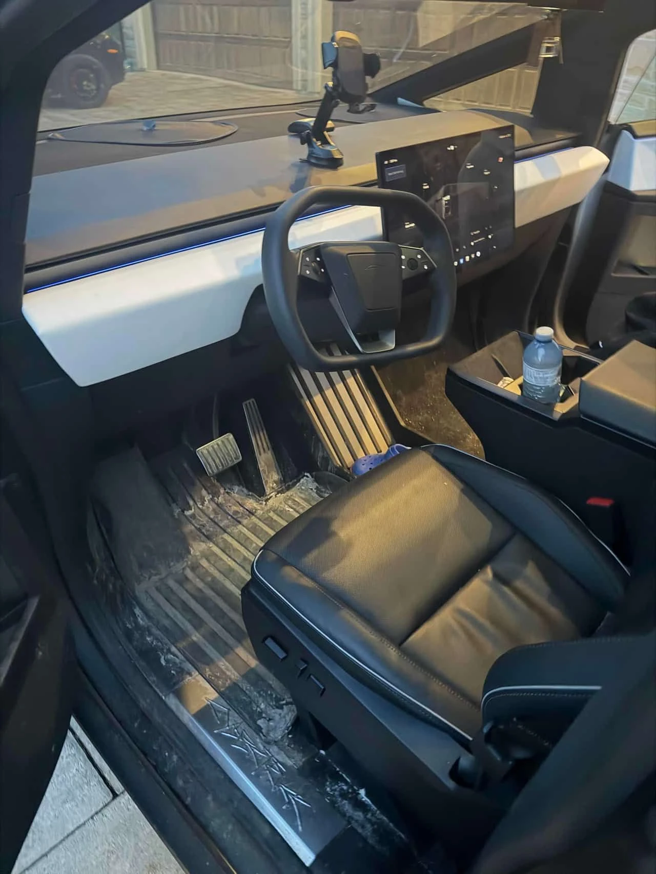 Tesla Cybertruck * AWD * PANO* �������*  | Mobile.bg � ����������� 5