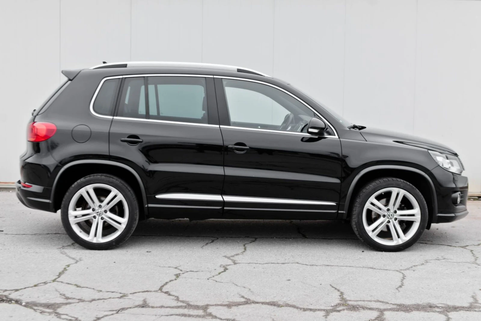 VW Tiguan R-Line 177 hp 4x4, снимка 4 - Автомобили и джипове - 53952545