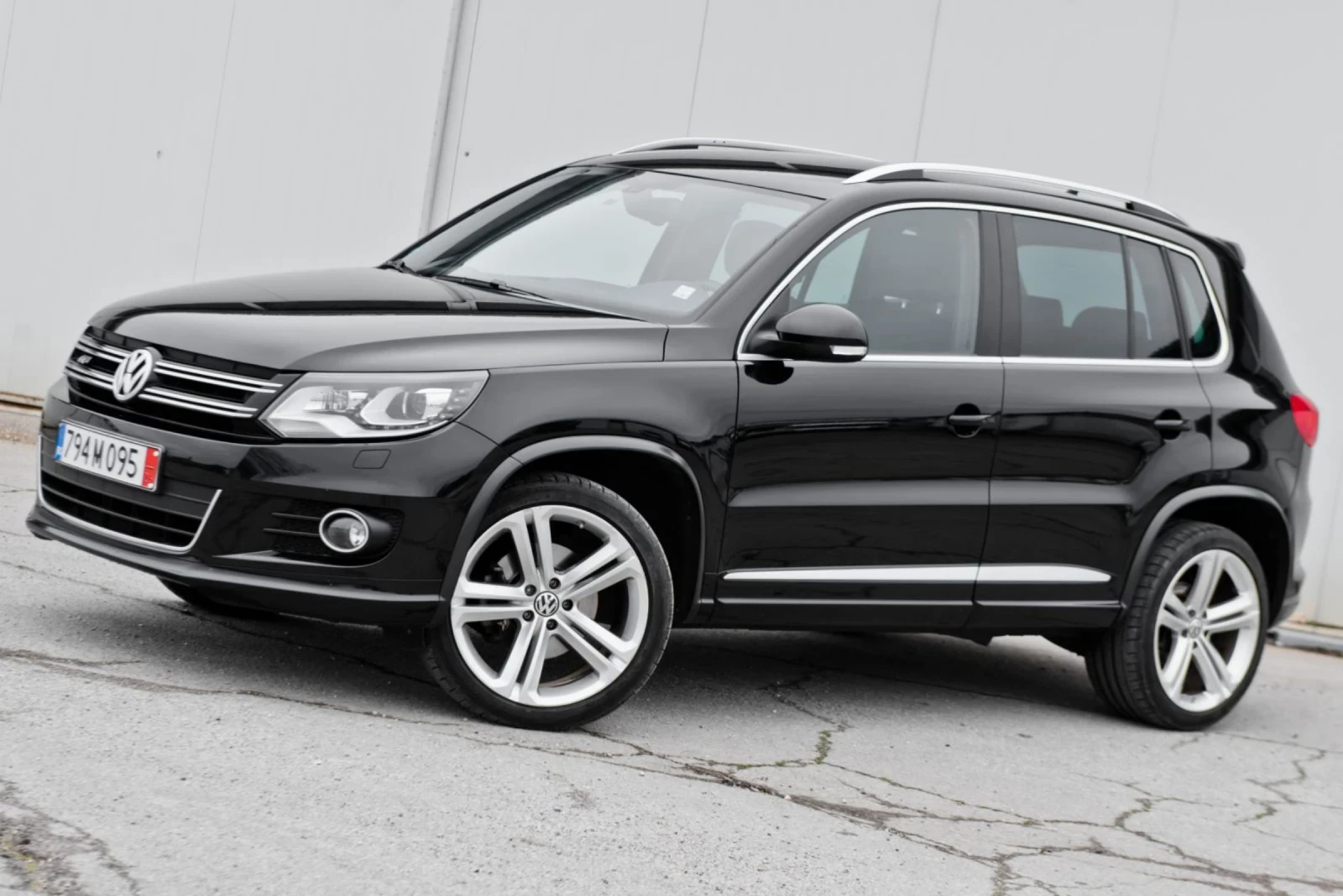 VW Tiguan R-Line 177 hp 4x4, снимка 2 - Автомобили и джипове - 53952545