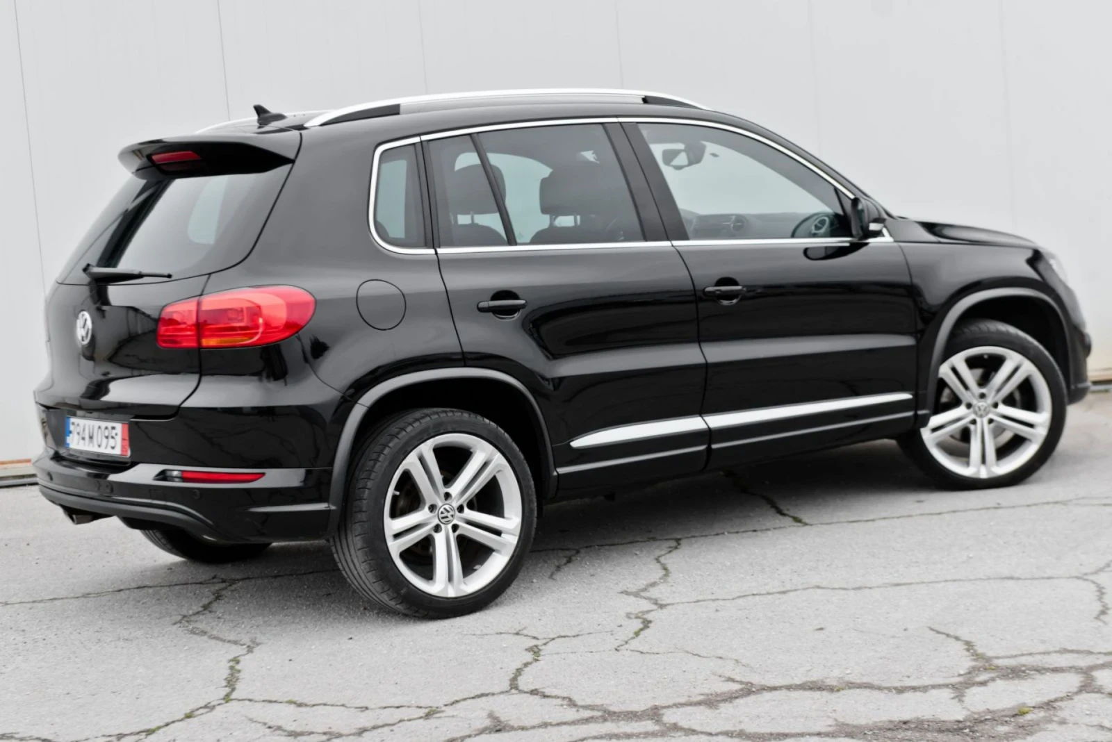 VW Tiguan R-Line 177 hp 4x4, снимка 5 - Автомобили и джипове - 53952545