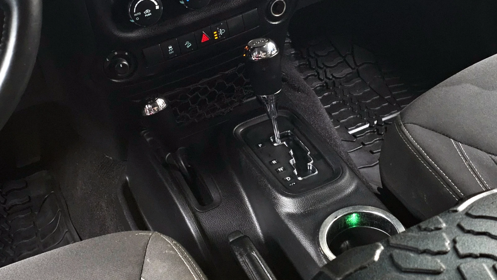 Jeep Wrangler RUBIKON* PENTASTAR* ROCK TRACK* КРАЙНА ЦЕНА, снимка 13 - Автомобили и джипове - 54628550