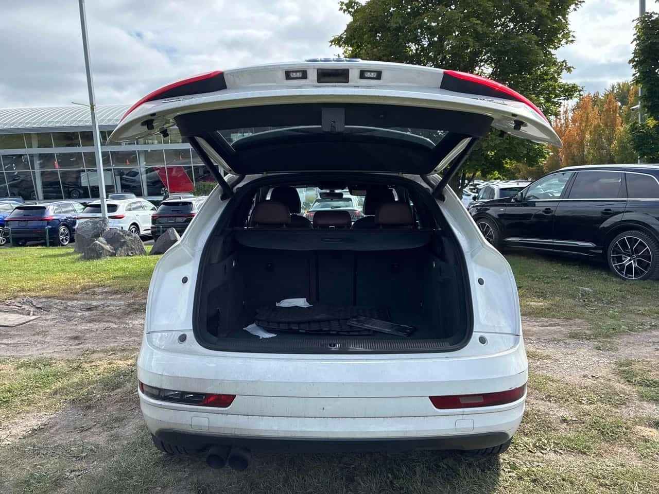 Audi Q3 * Komfort * CARFAX * ОПЦИЯ ЗА ФИНАНСИРАНЕ * , снимка 14 - Автомобили и джипове - 56305617