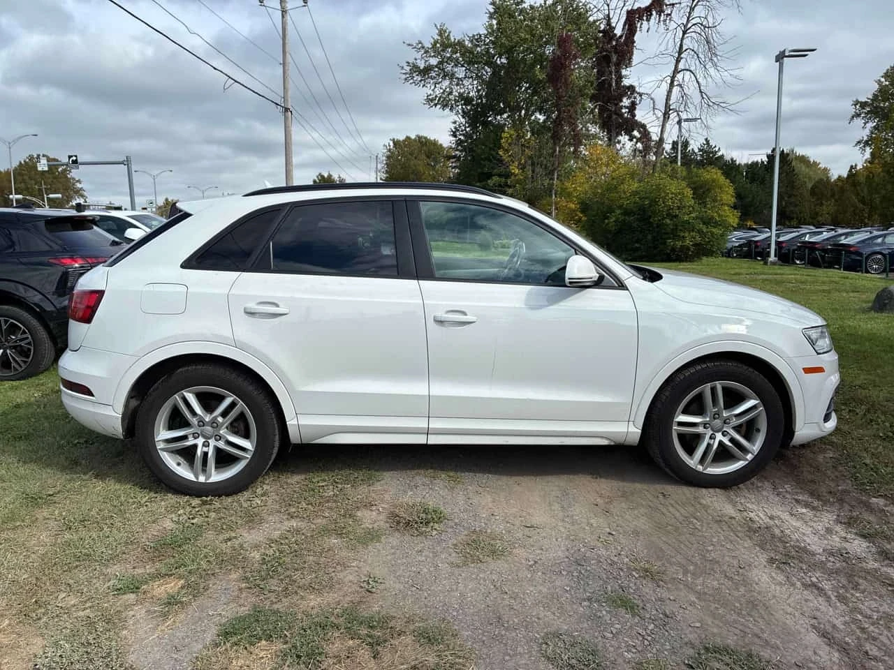 Audi Q3 * Komfort * CARFAX * ОПЦИЯ ЗА ФИНАНСИРАНЕ * , снимка 3 - Автомобили и джипове - 56305617