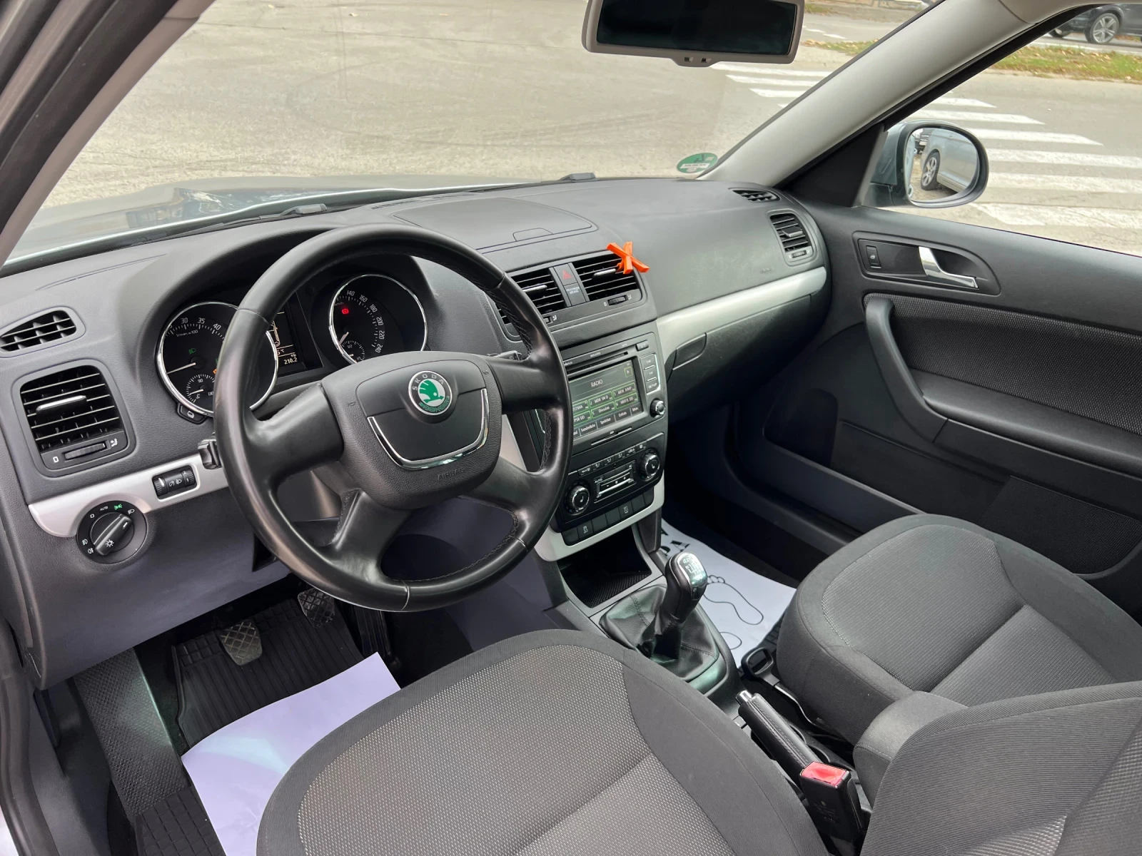 Skoda Yeti 2.0 TDI 110 kc.4x4, снимка 14 - Автомобили и джипове - 56648100