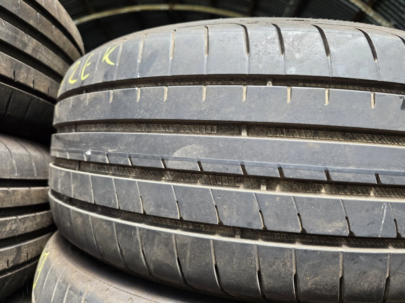 Гуми Летни 225/40R19, снимка 4 - Гуми и джанти - 56664440