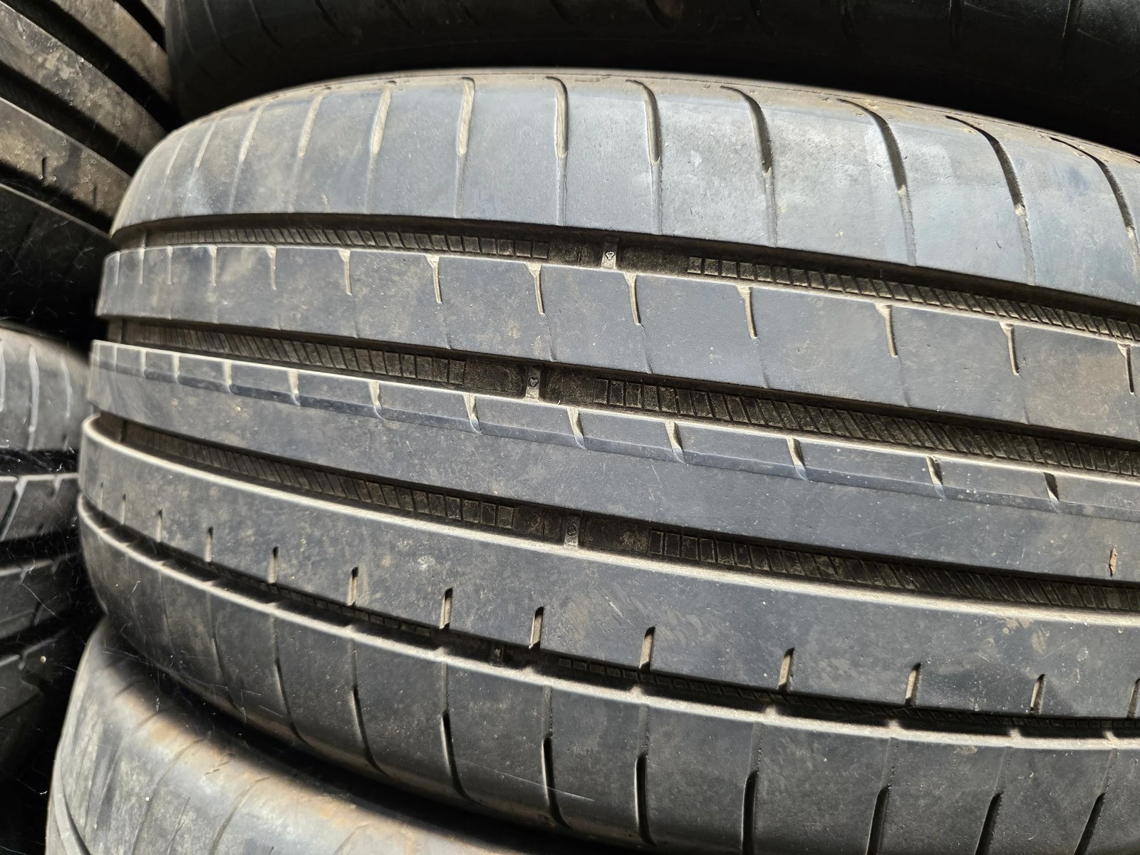 Гуми Летни 225/40R19, снимка 2 - Гуми и джанти - 56664440