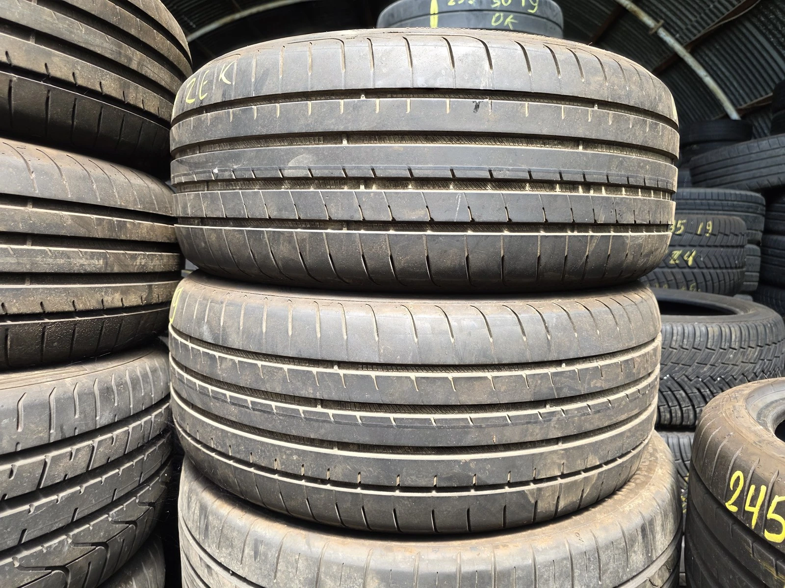 Гуми Летни 225/40R19, снимка 3 - Гуми и джанти - 56664440