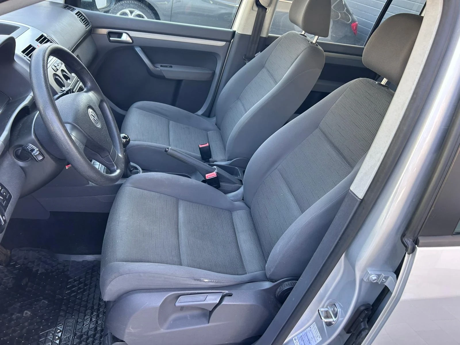 VW Touran 1.9d 105кс, снимка 11 - Автомобили и джипове - 54668444
