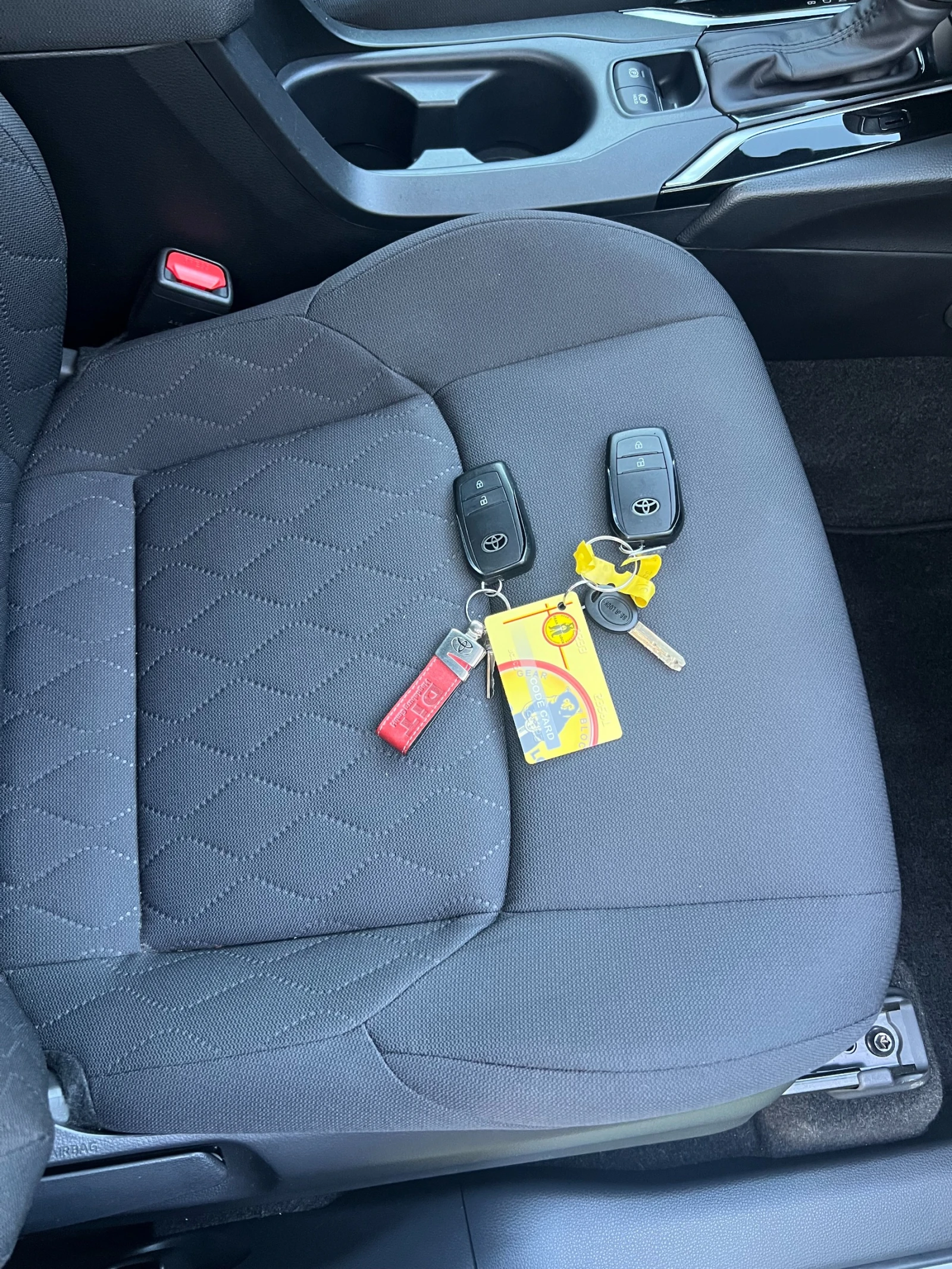 Toyota Corolla Cross 2.0 HEV EXECUTIVE, снимка 17 - Автомобили и джипове - 54965151
