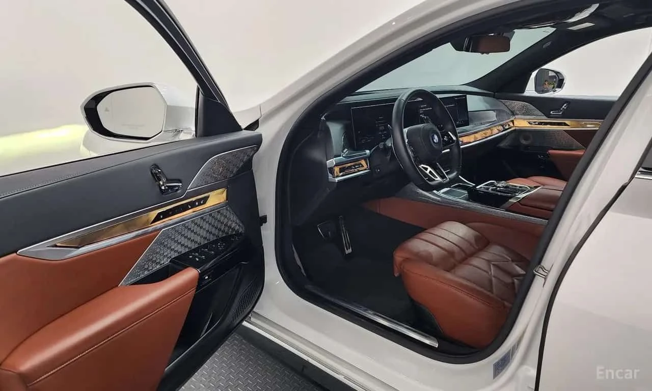 BMW 750 e xDrive M Sport| Massage| Swarowski| B&W| , снимка 10 - Автомобили и джипове - 55584394