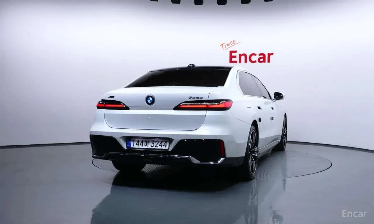 BMW 750 e xDrive M Sport| Massage| Swarowski| B&W| , снимка 4 - Автомобили и джипове - 55584394
