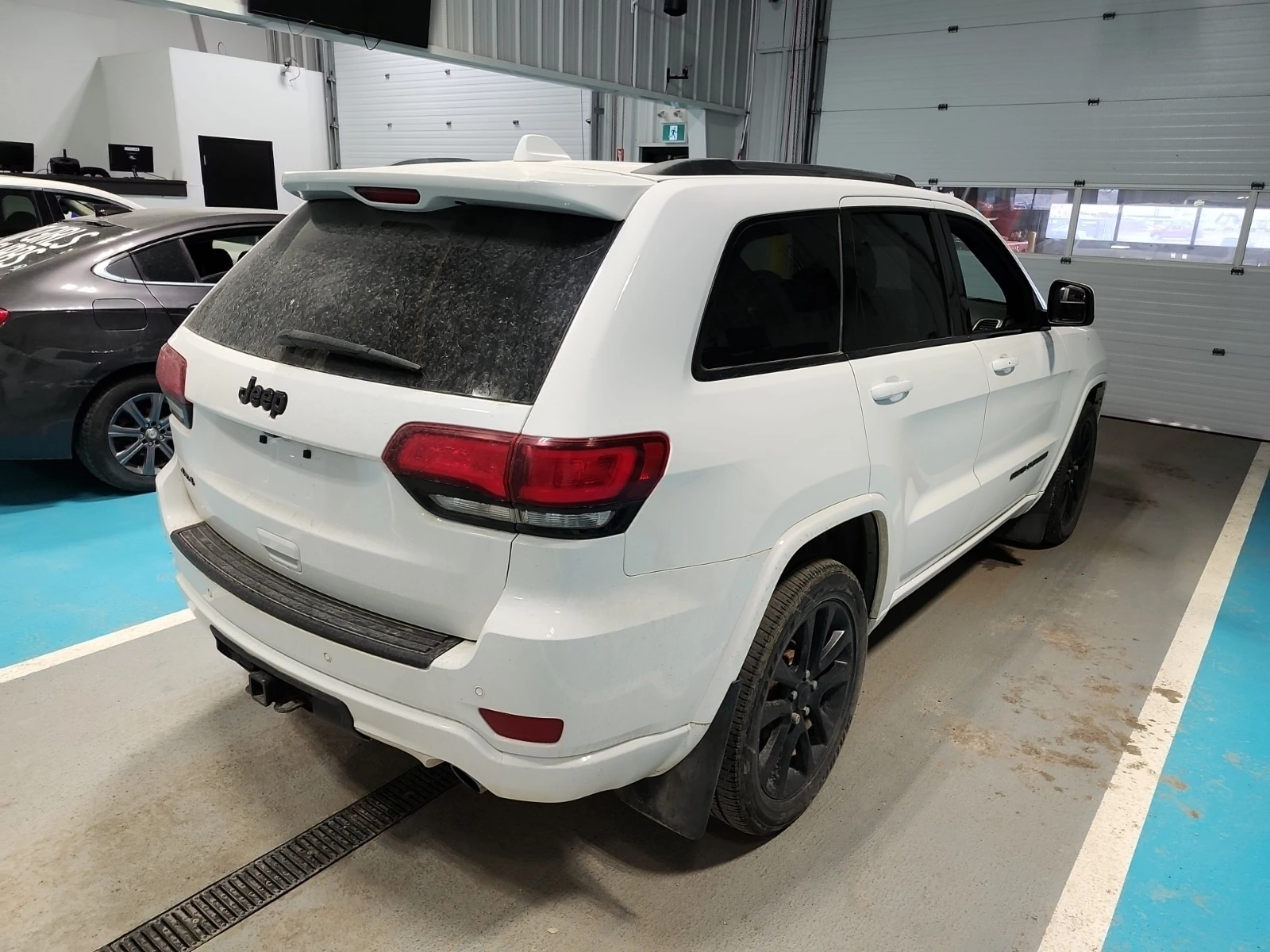 Jeep Grand cherokee ALTITUDE V6 * * CARFAX * * АВТО КРЕДИТ * * , снимка 3 - Автомобили и джипове - 54422943