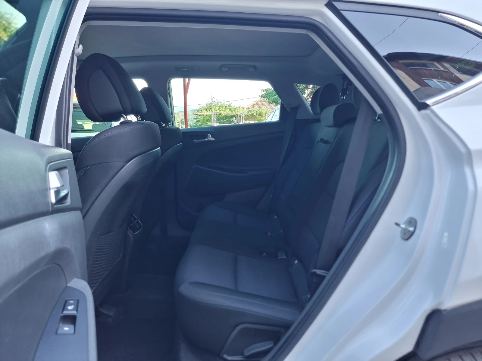 Hyundai Tucson 1.7CRDI* 141* AVTOMAT * KAMERA* NAVI* , снимка 11 - Автомобили и джипове - 55251731