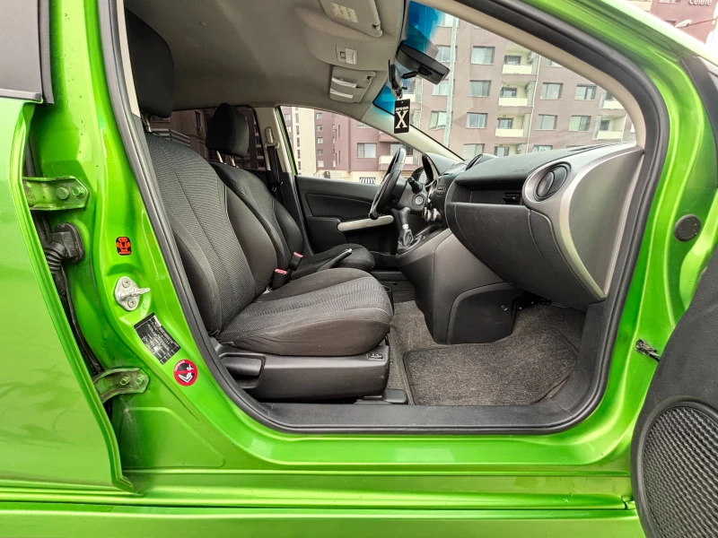 Mazda 2 1.5i, Sport (с верига), снимка 15 - Автомобили и джипове - 52793340