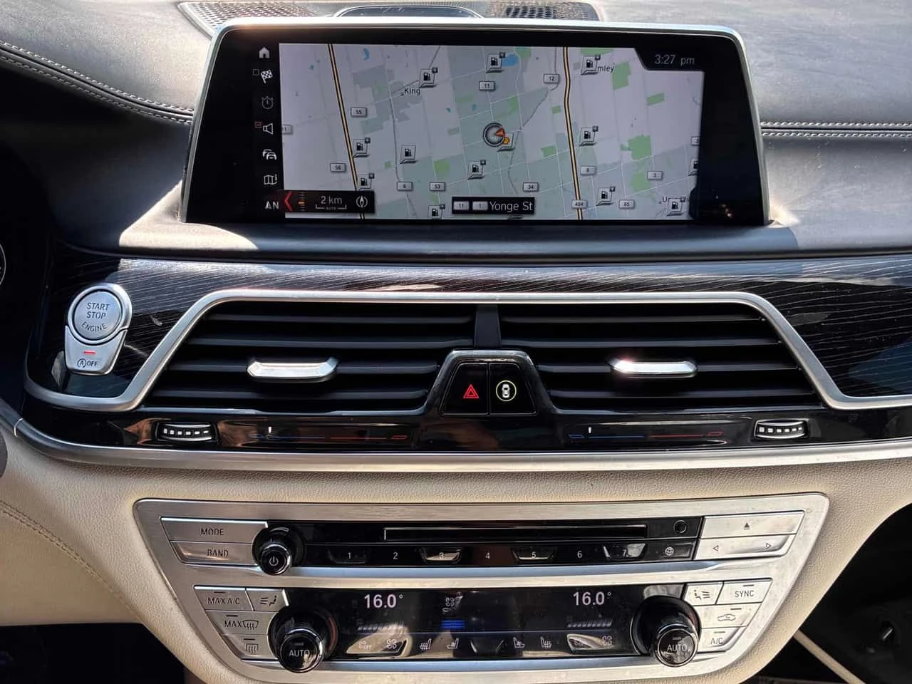 BMW 750 AWD 4.4L xDrive / DISTRONIC / 360 / 2 ЧИФТА ДЖАНТИ, снимка 9 - Автомобили и джипове - 55404763