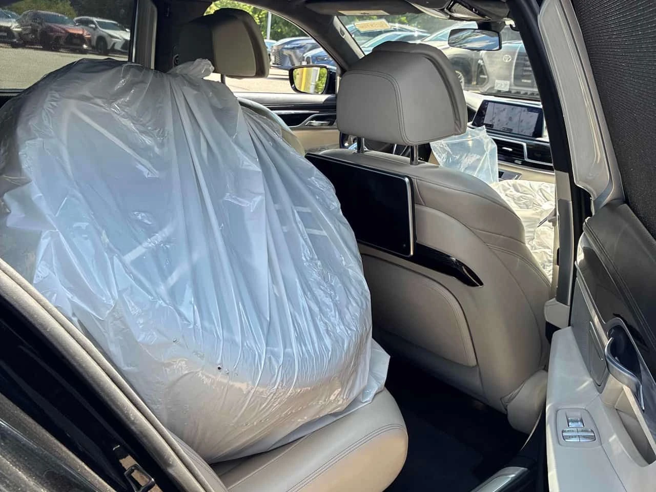 BMW 750 AWD 4.4L xDrive / DISTRONIC / 360 / 2 ЧИФТА ДЖАНТИ, снимка 12 - Автомобили и джипове - 55404763